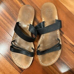 NaNa Women's Black and Tan Sandals